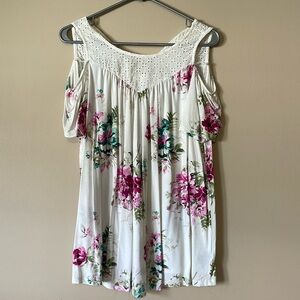 Floral open shoulder top from Torrid. Size 00 in Torrid